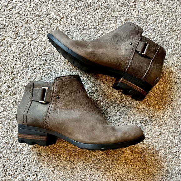 Sorel Lolla Ankle Bootie Size 9 Dark Taupe Zipper Chunky Leather Waterproof Boot - Picture 1 of 9